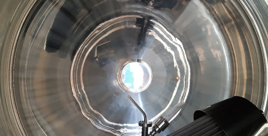 The condensing unit in a vacuum drying system, complete with heating and cooling unit, biconical vacuum dryer and vacuum pump